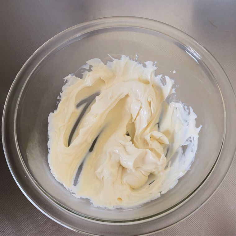 クリームチーズ、水切りヨーグルト、砂糖を混ぜ合わせる。
