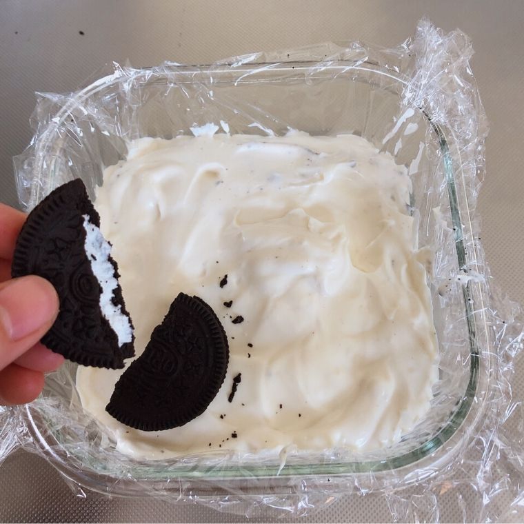 チーズクリームを重ね、その上に飾りのオレオクッキーを飾っていきます。